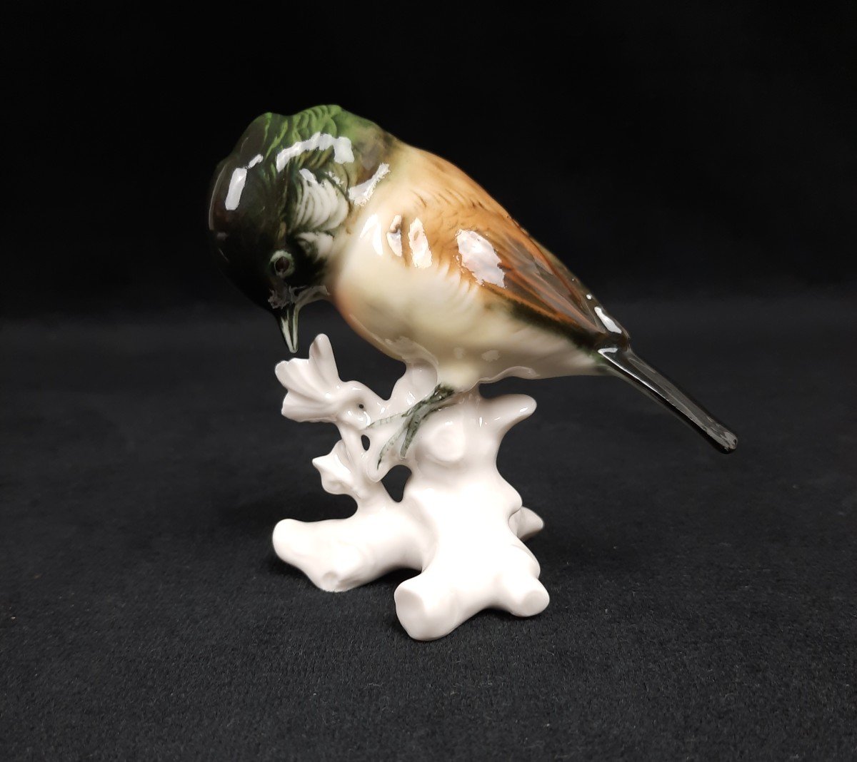 Karl Ens - Porcelain Bird With Lowered Head (20th Century)