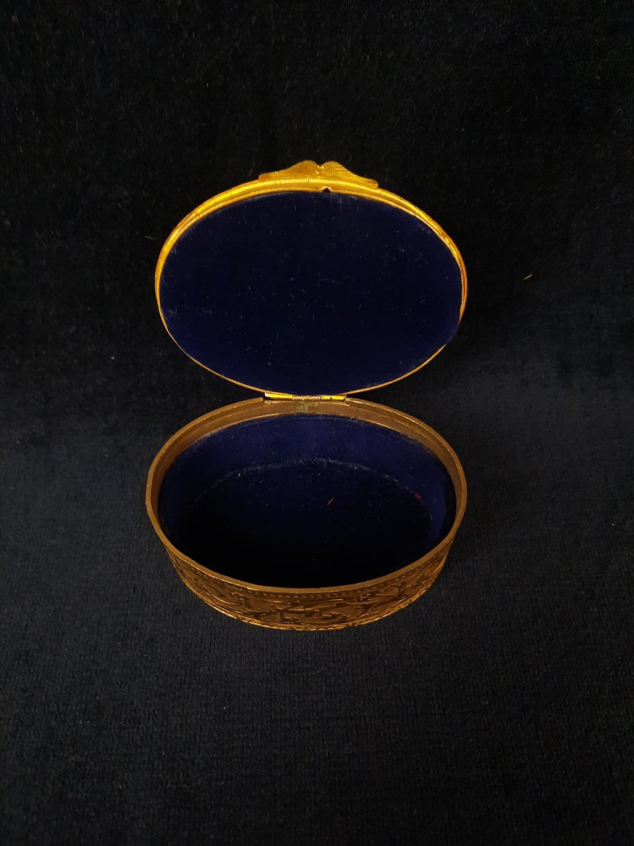 Boîte ovale en bronze - Scène galante (XIXe siècle)-photo-4