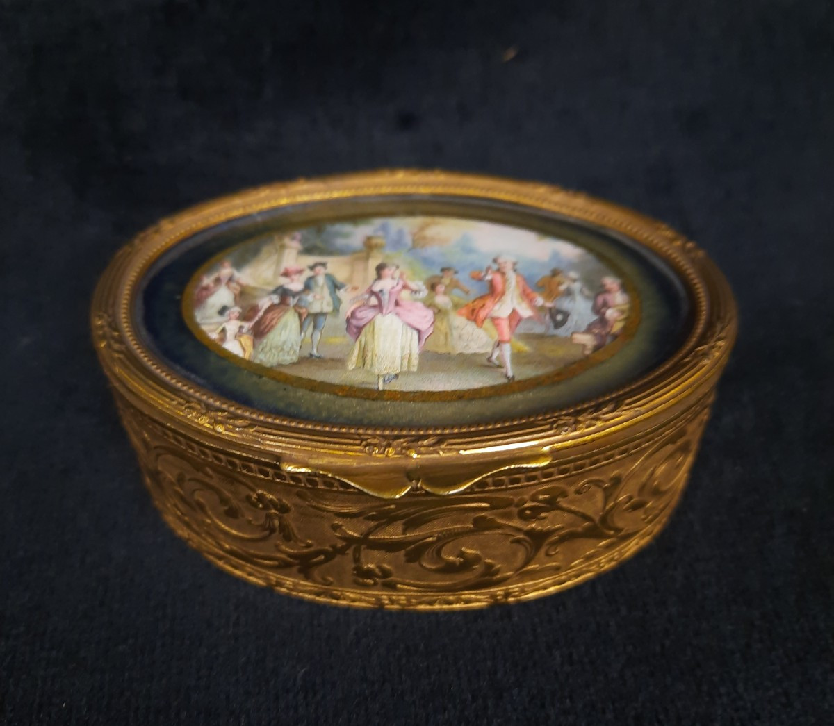 Boîte ovale en bronze - Scène galante (XIXe siècle)
