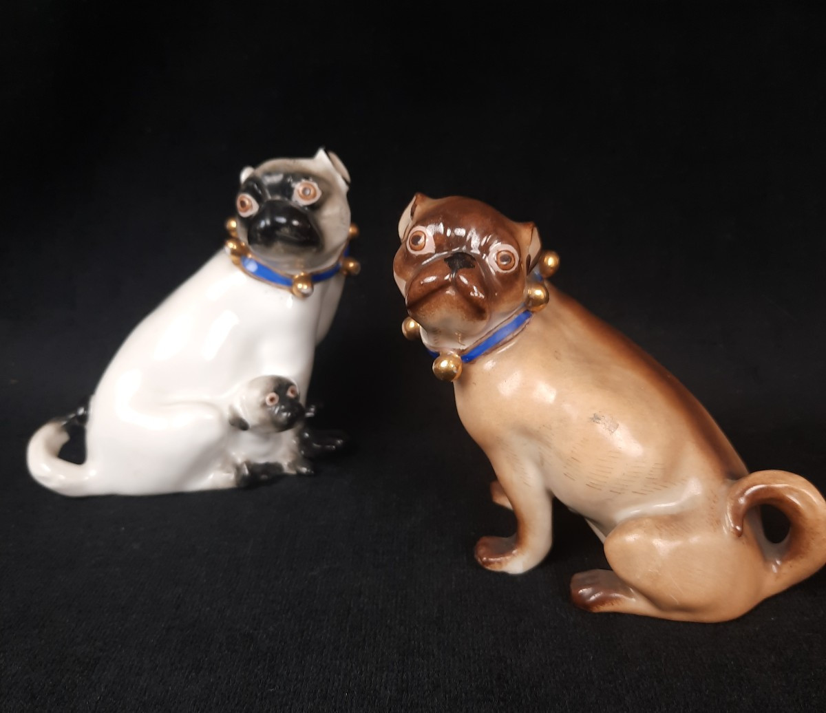 Meissen - Paire de chiens carlins en porcelaine (XXe siècle)