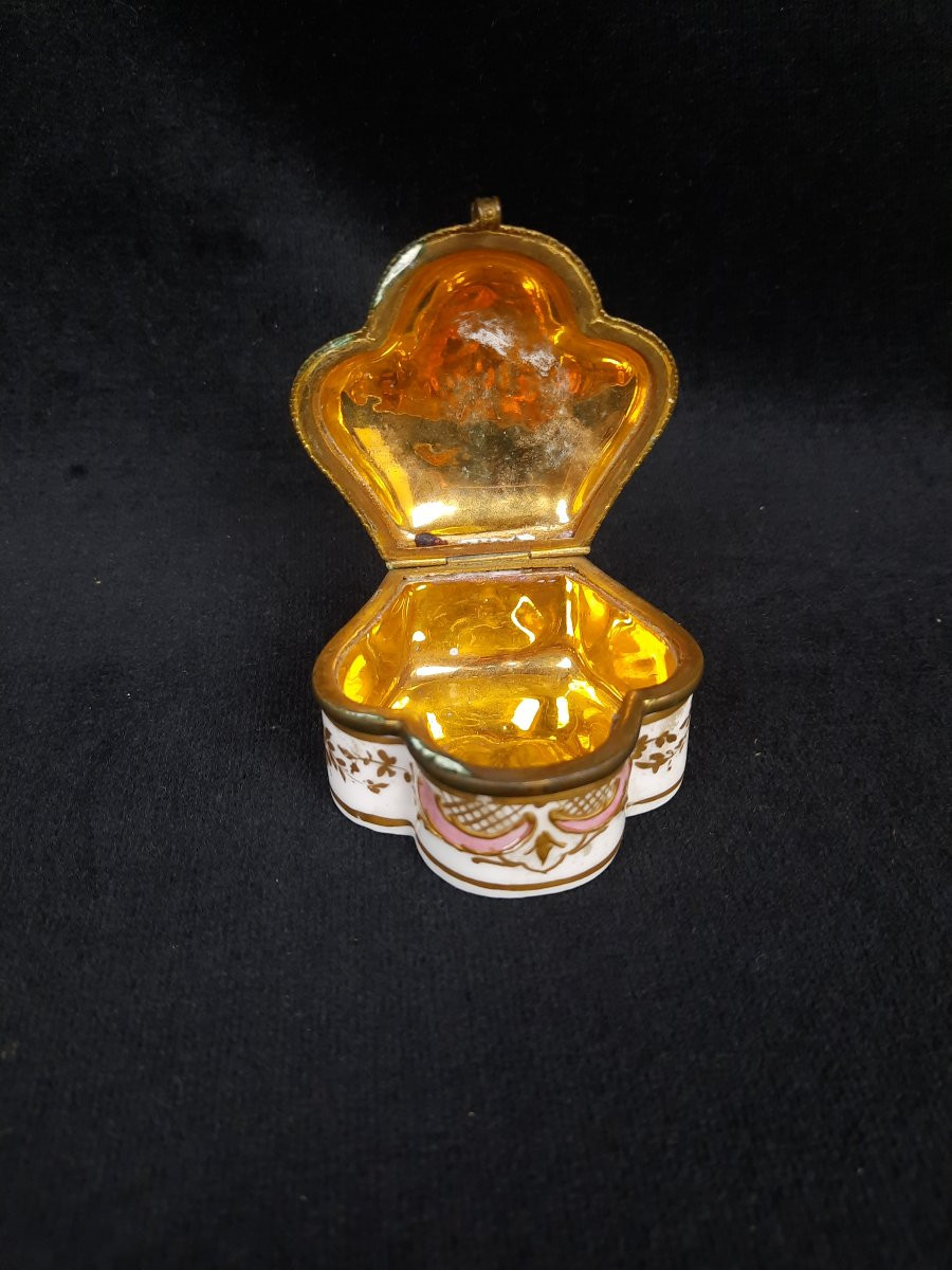Petite boîte en porcelaine - Scène galante (XIXe siècle)-photo-3