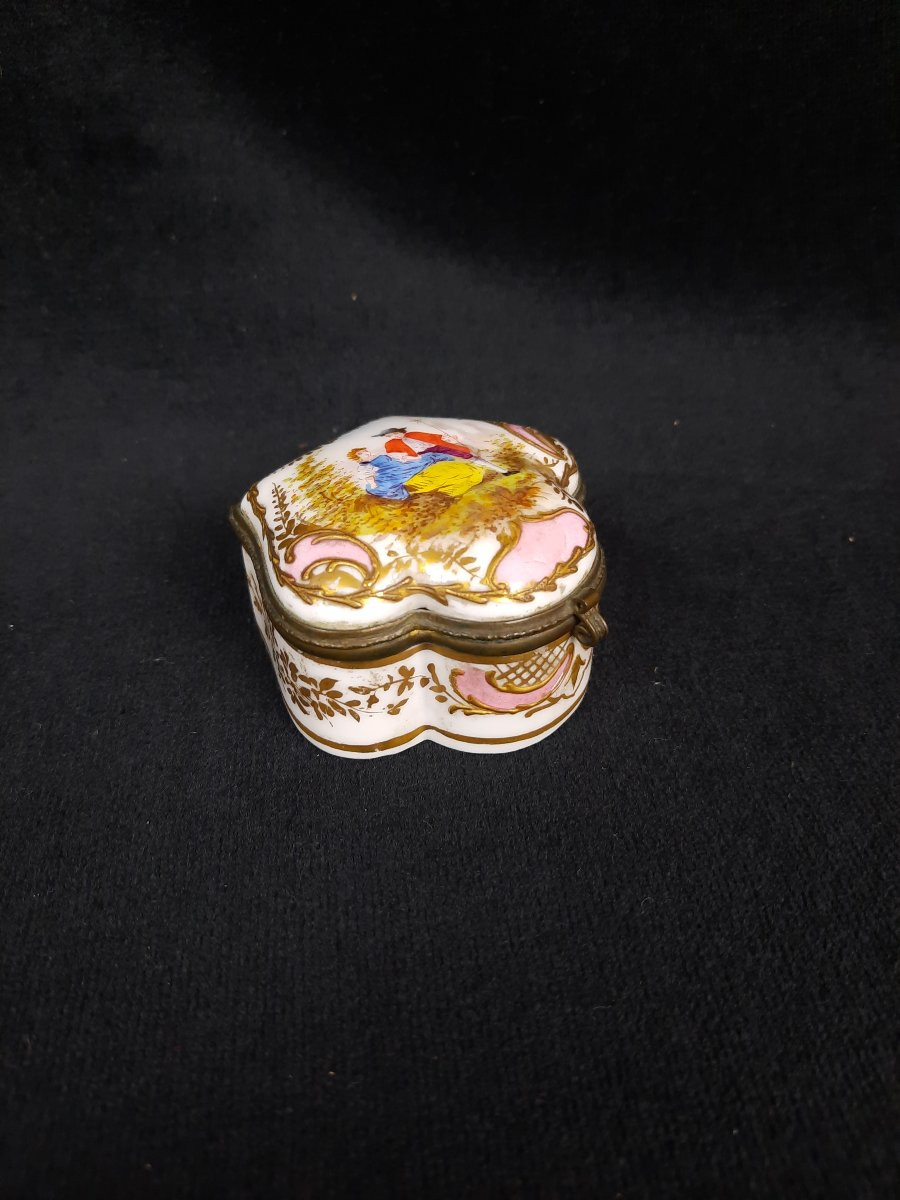 Petite boîte en porcelaine - Scène galante (XIXe siècle)-photo-4