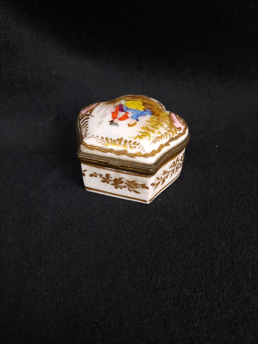 Petite boîte en porcelaine - Scène galante (XIXe siècle)-photo-1