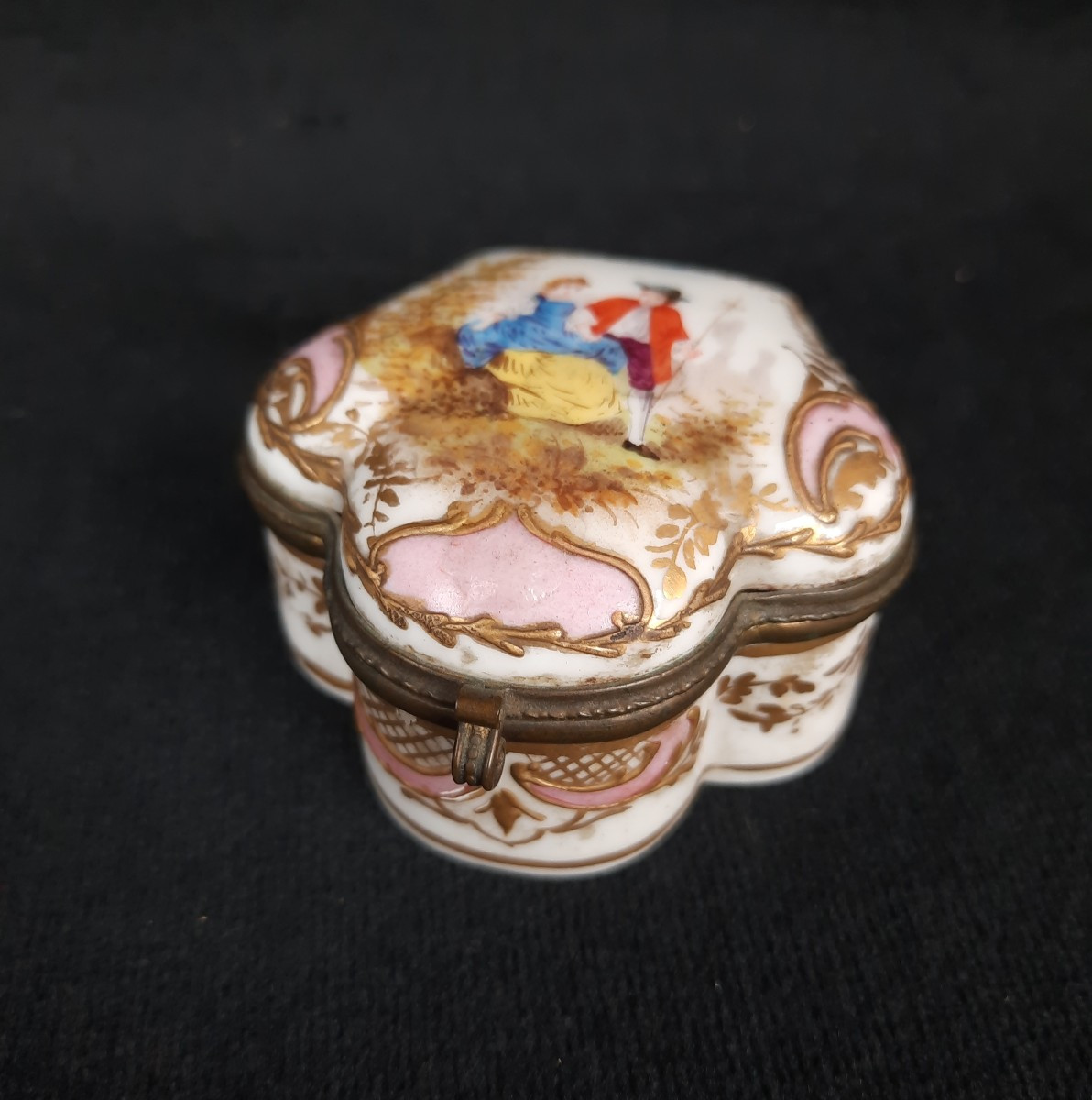 Petite boîte en porcelaine - Scène galante (XIXe siècle)