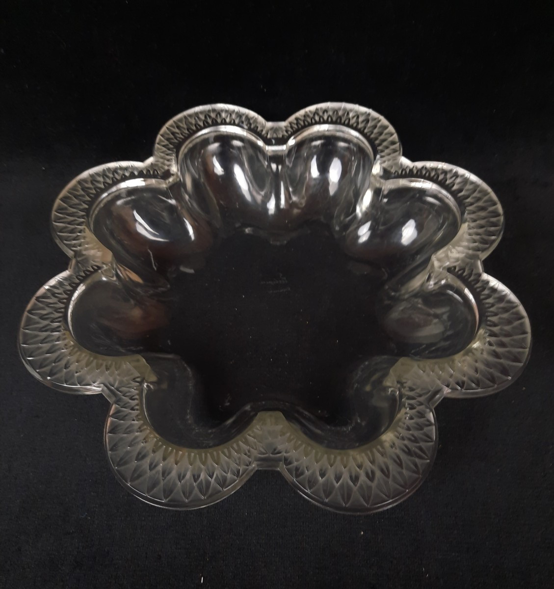 Lalique France - Coupe polylobée en verre moulé 