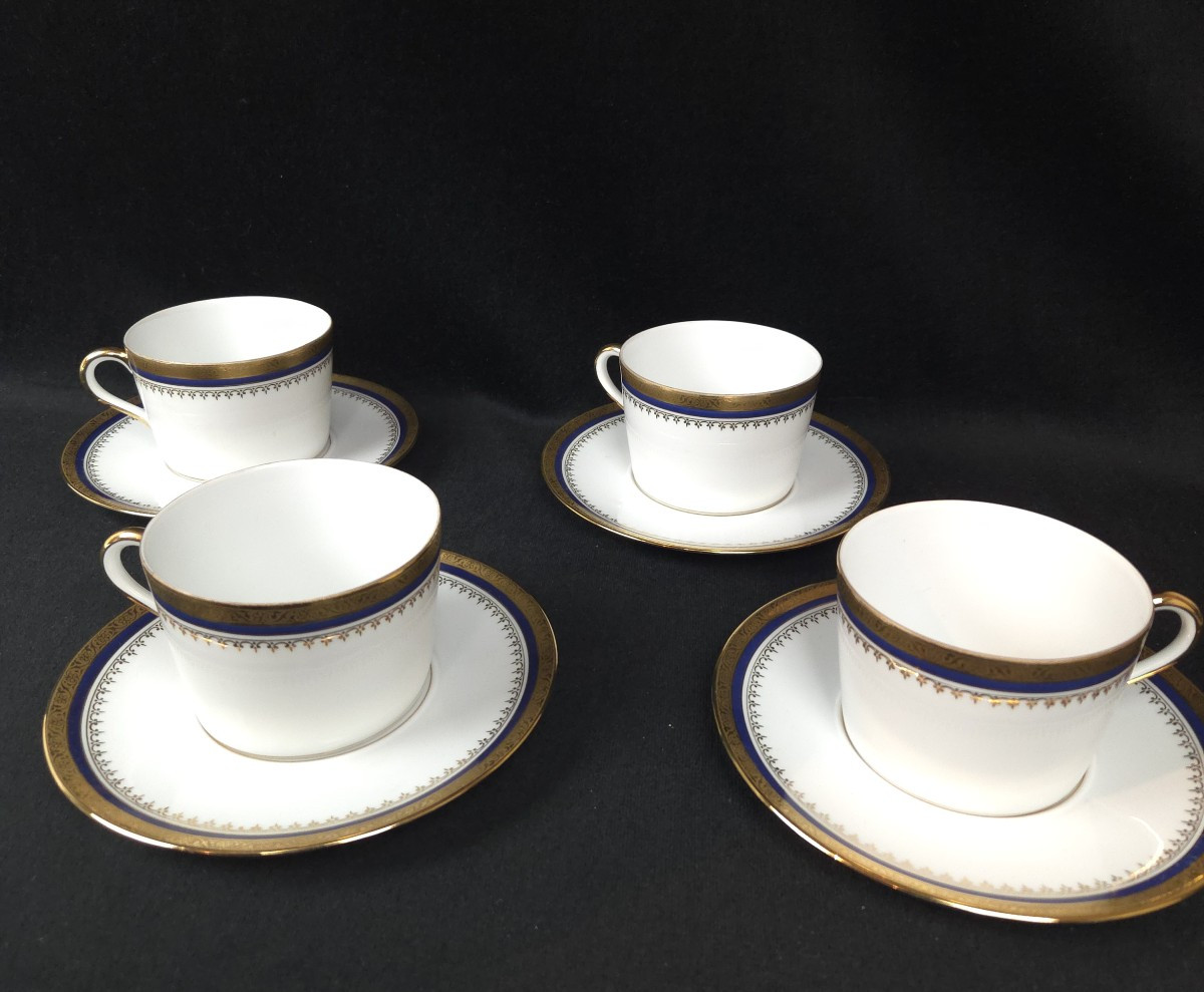 Limoges - Service de tasses à déjeuner en porcelaine 