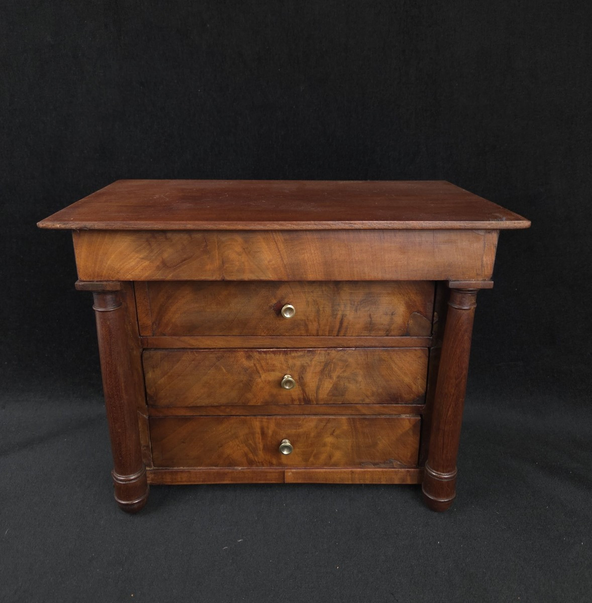 Commode miniature en bois  – XXᵉ siècle