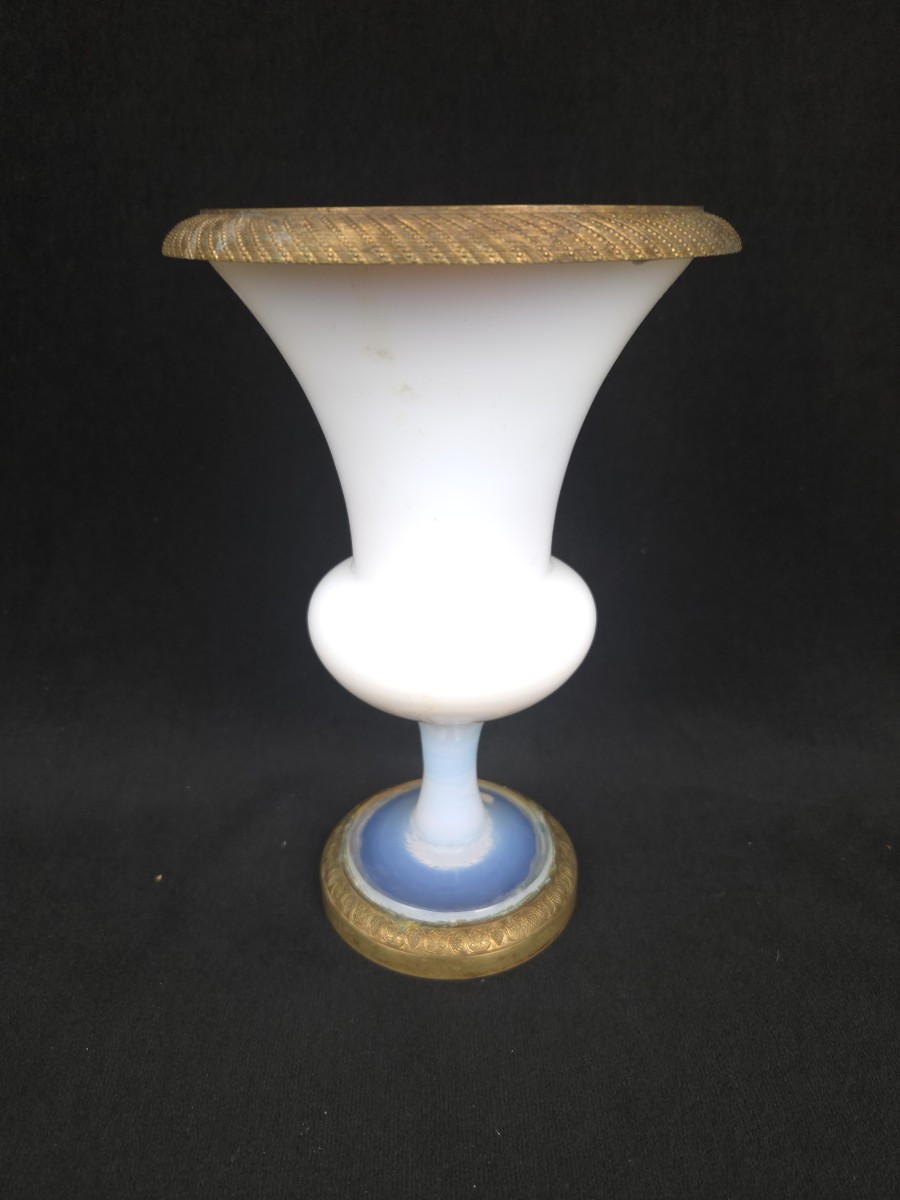 Vase Médicis en opaline et laiton doré (XIXe siècle)