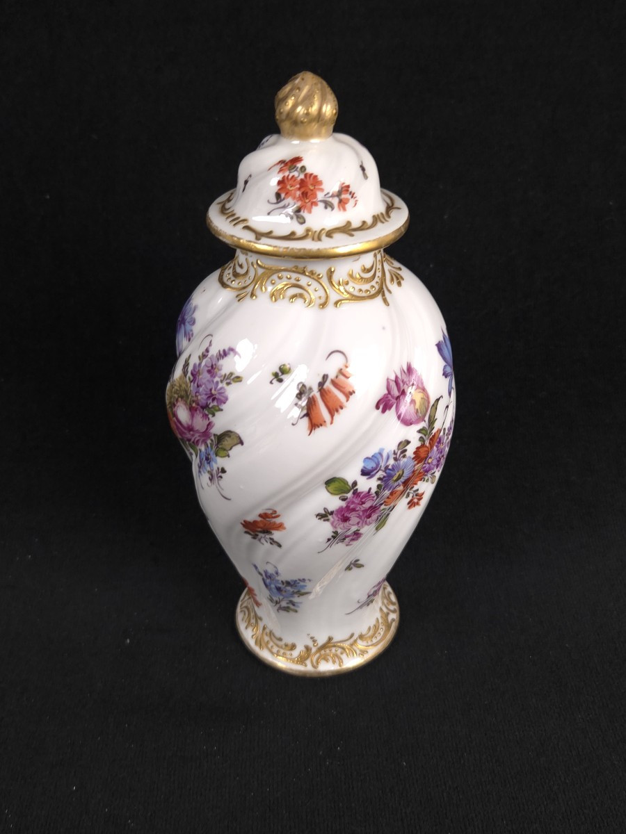 Paris Porcelain Covered Pot (19th Century)-photo-2