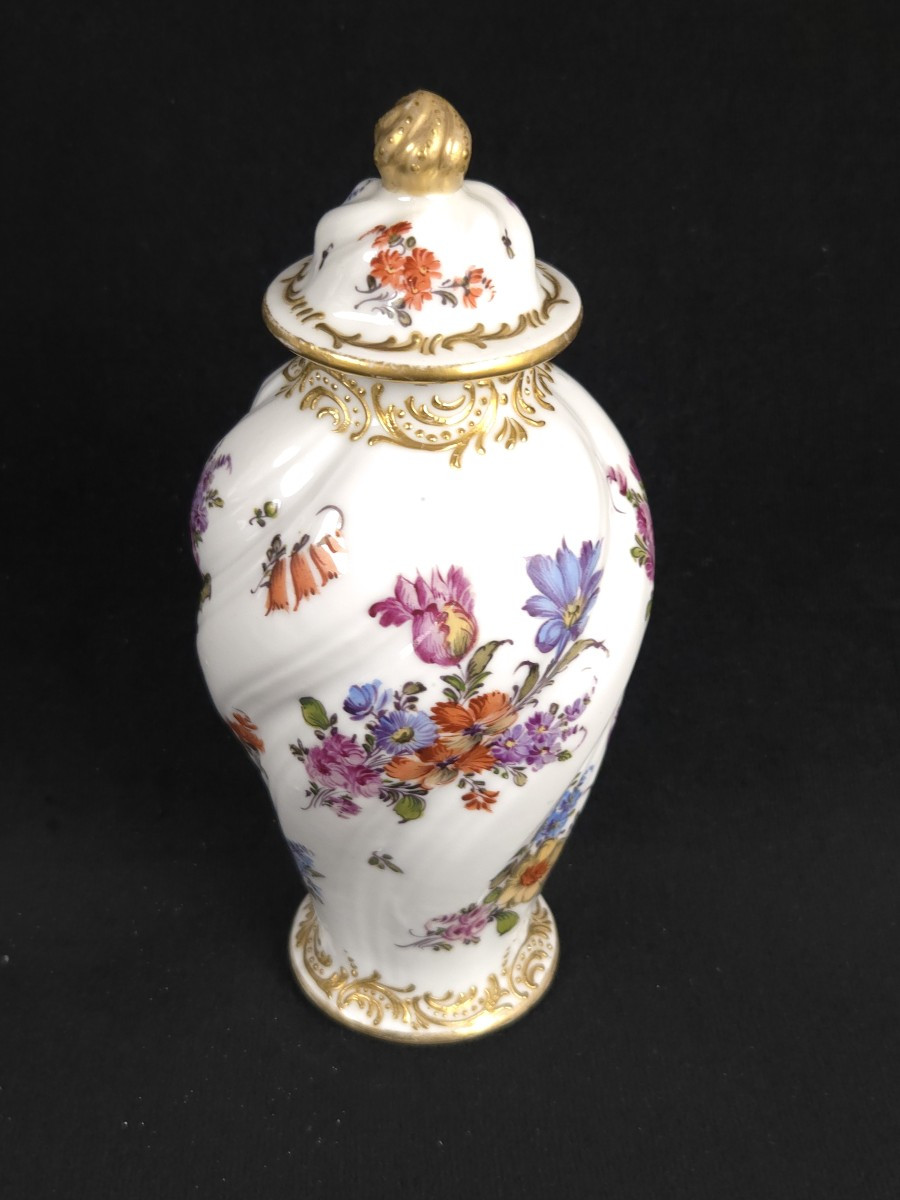 Paris Porcelain Covered Pot (19th Century)