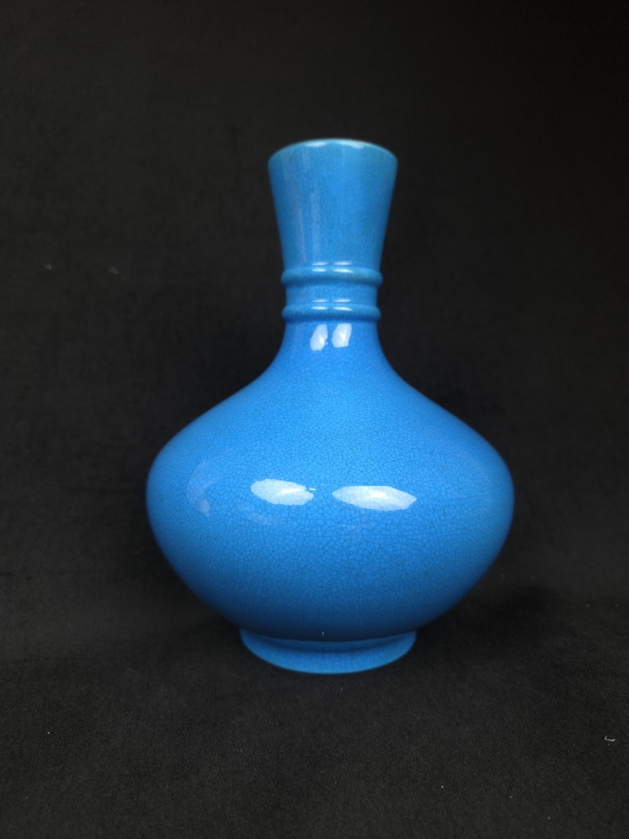Vase en porcelaine émaillée bleu turquoise - XXe siècle