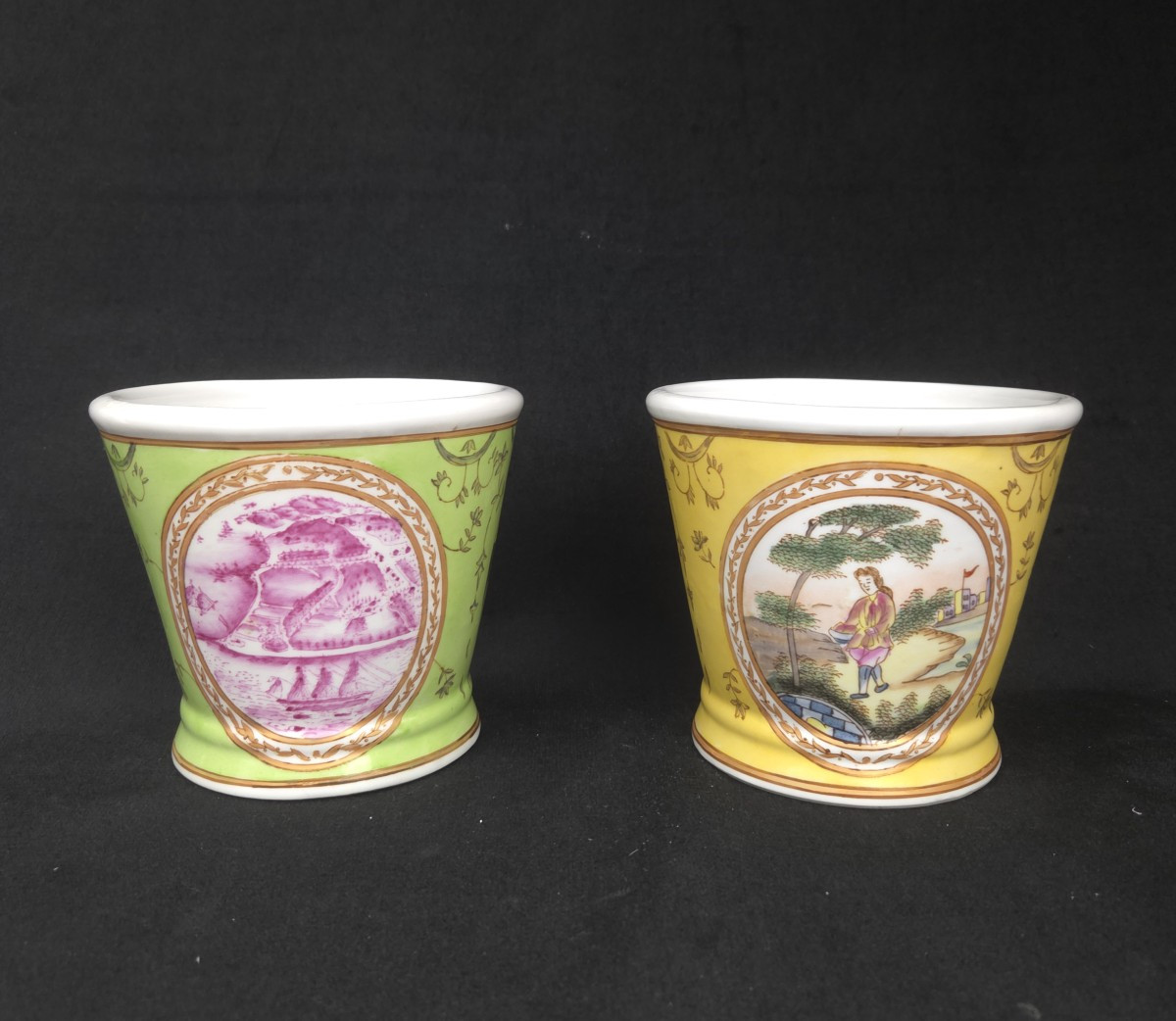 Paire de cache-pots en porcelaine - XXe siècle