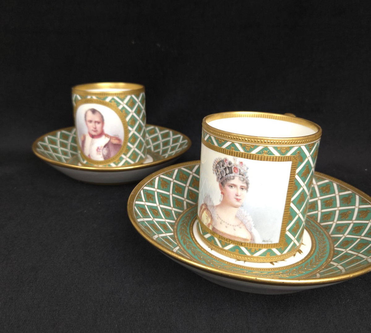 Paire de tasses en leurs soucoupes en porcelaine - Napoléon Ier et Joséphine (XIXe siècle) 