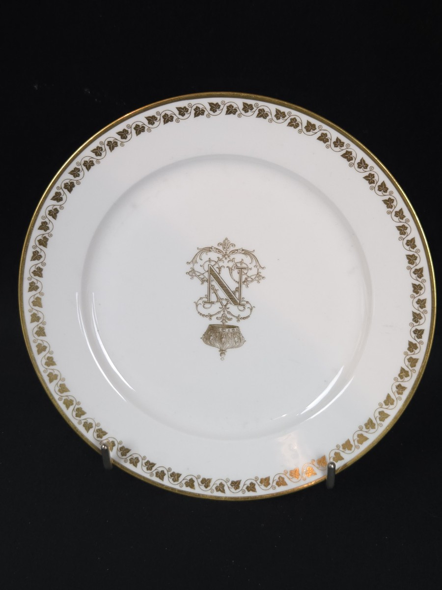 'Assiette En Porcelaine De Sèvres (XIXe Siècle)