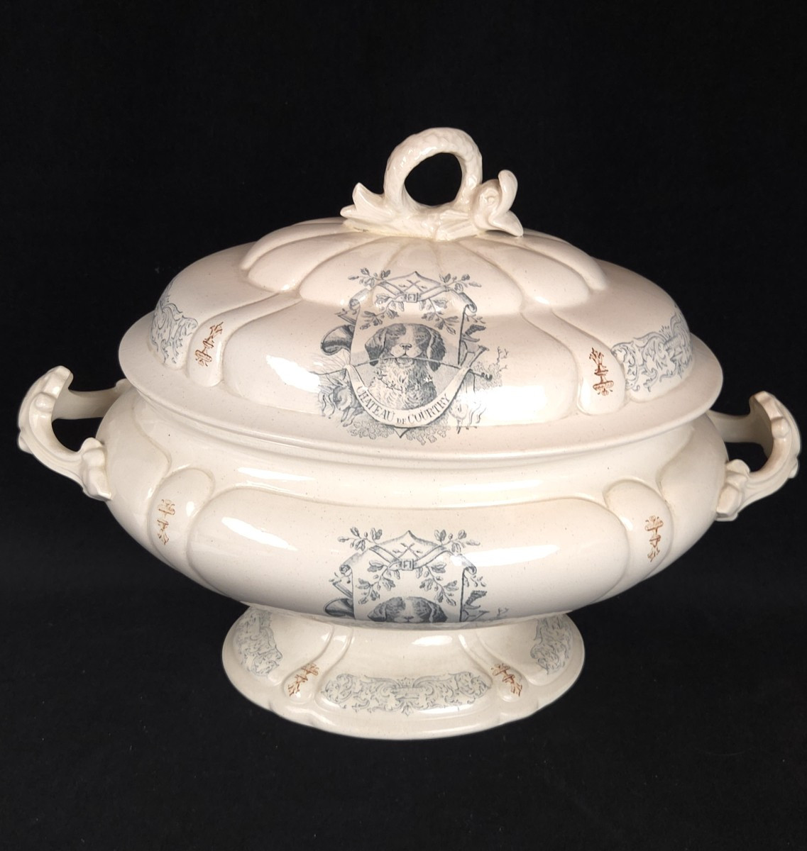 Soupière en faïence - service du Château de Courtry (XIXe siècle)