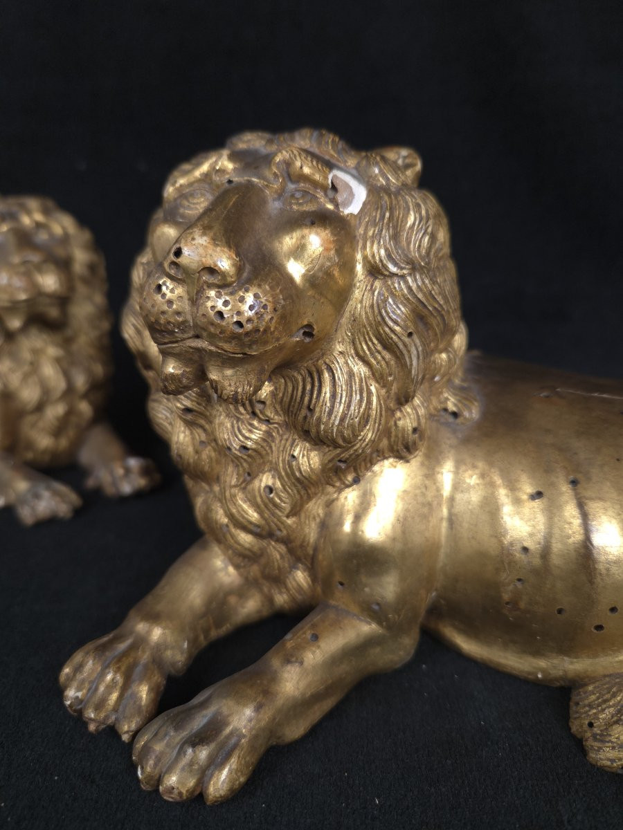Paire de lions en bois sculpté et doré (XIXe siècle)-photo-1