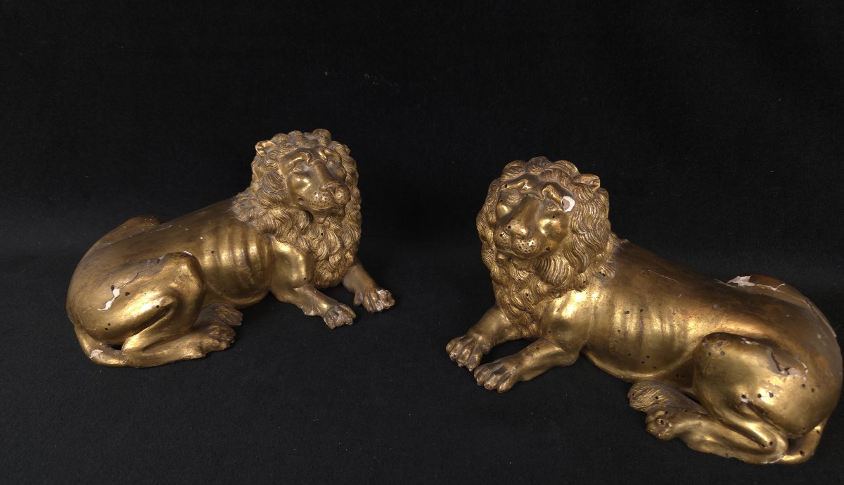 Paire de lions en bois sculpté et doré (XIXe siècle)