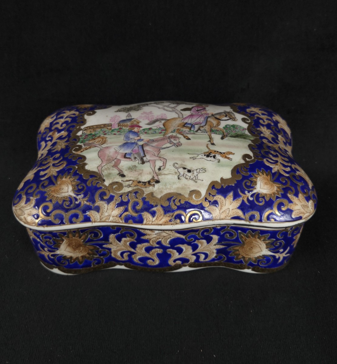 Polylobed Porcelain Box - Hunting Scene Decoration (20th Century)