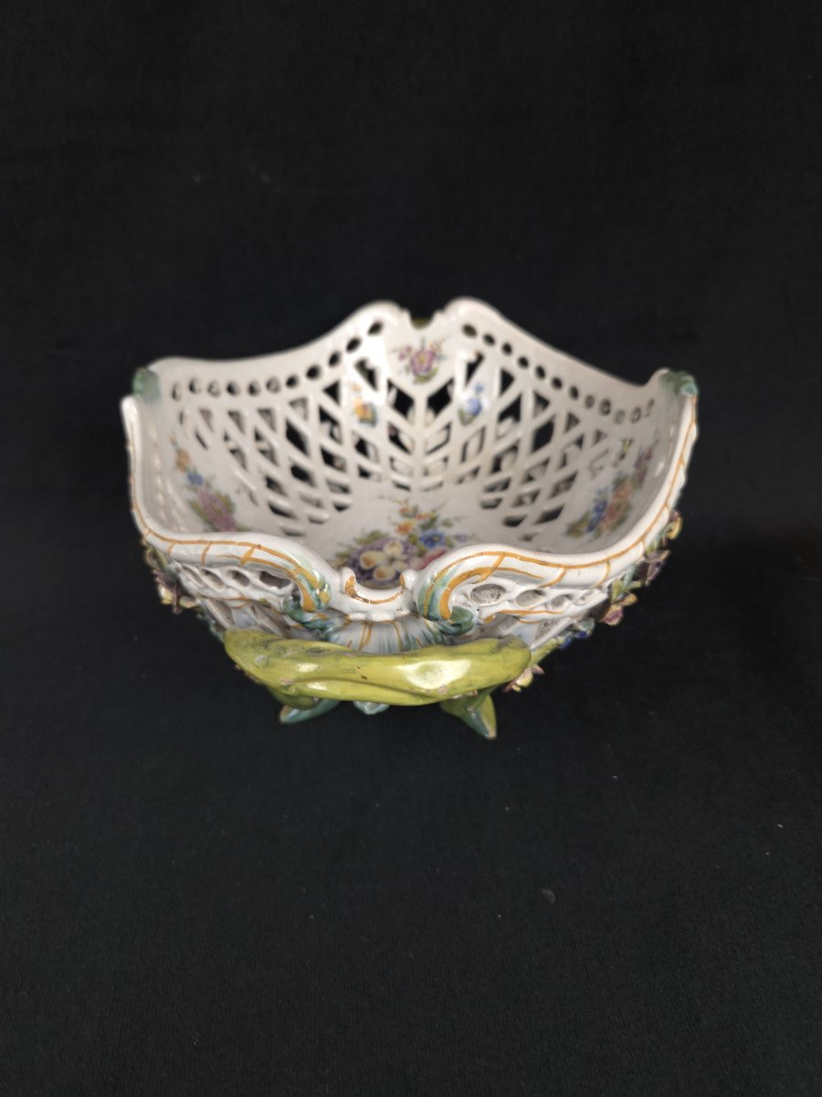 Corbeille florale ajourée en faïence de Nove di Bassano (XIXe siècle)-photo-1