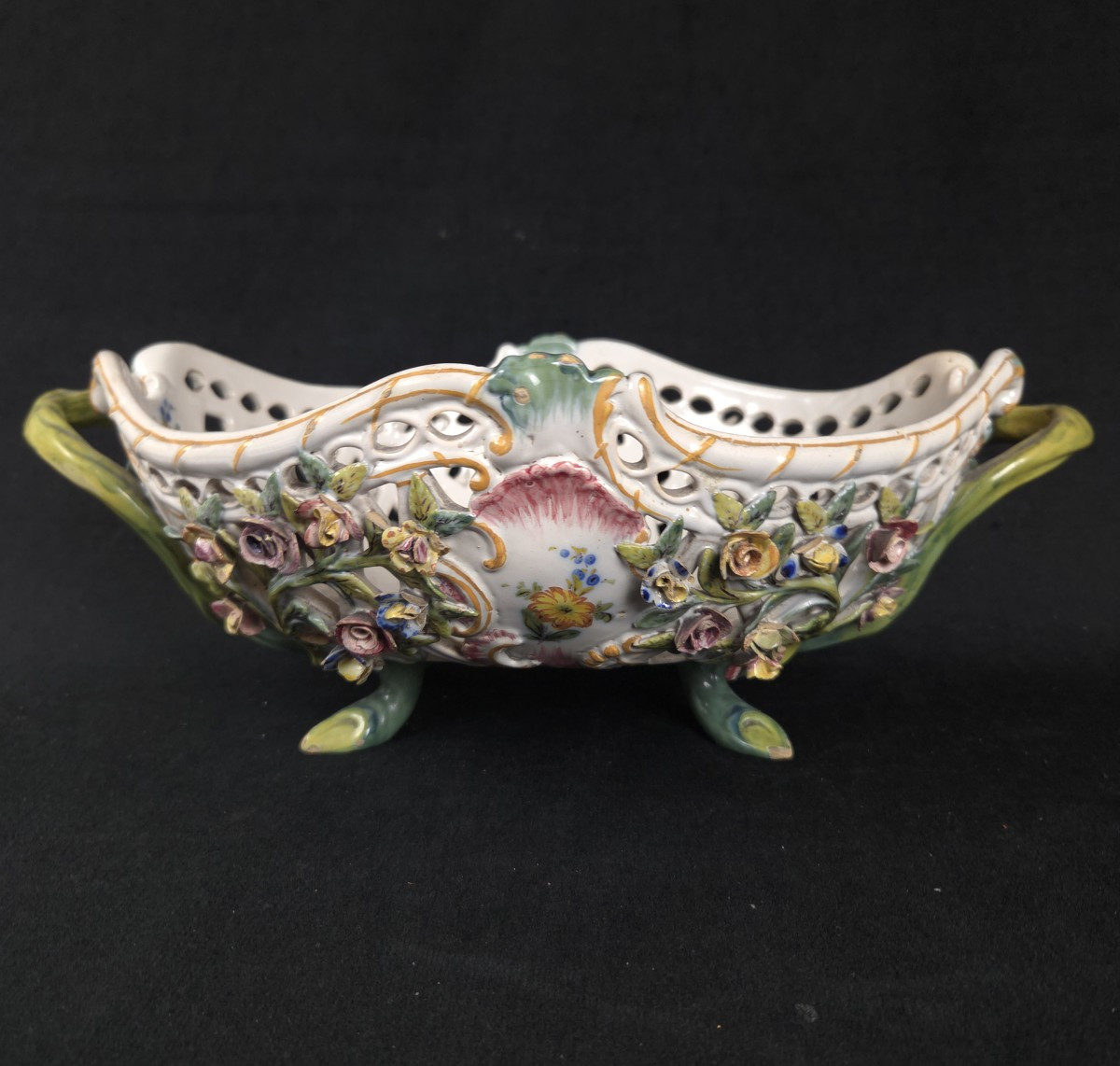 Corbeille florale ajourée en faïence de Nove di Bassano (XIXe siècle)