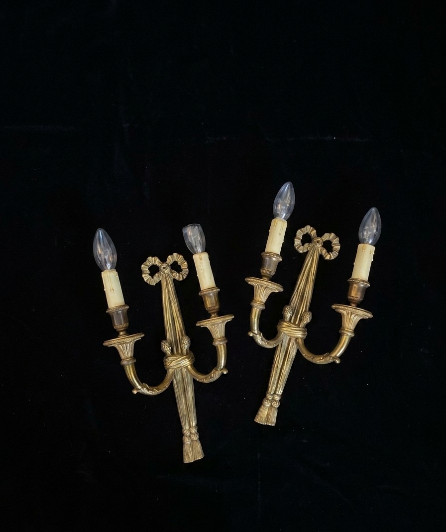 Paire d'appliques en bronze doré de style Louis XVI 
