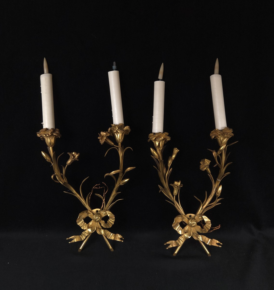 Paire d'appliques de style Louis XVI en bronze doré (XXe siècle)