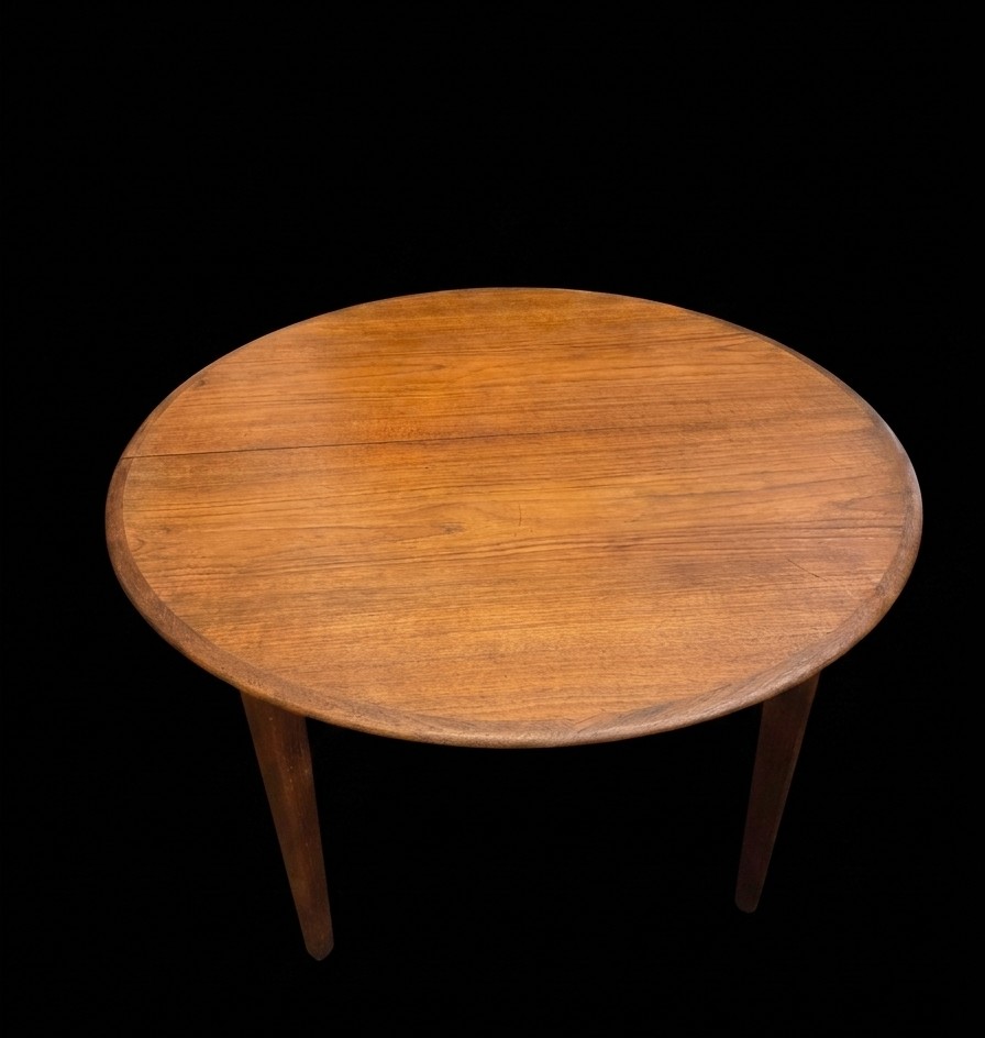 Table de salle à manger ronde - Henning Kjaernulf pour Soro Stolefabrik (XXe siècle)