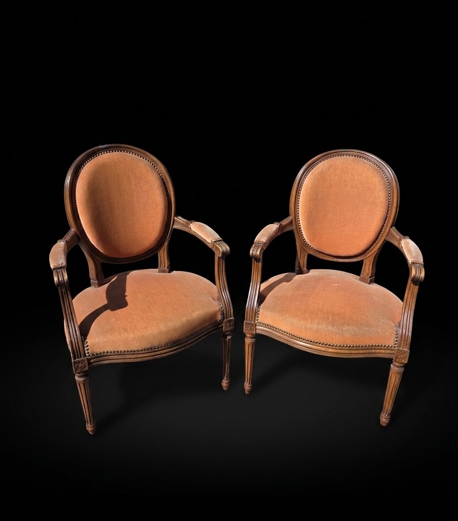Paire de fauteuils cabriolets style Louis XVI (XXe siècle)
