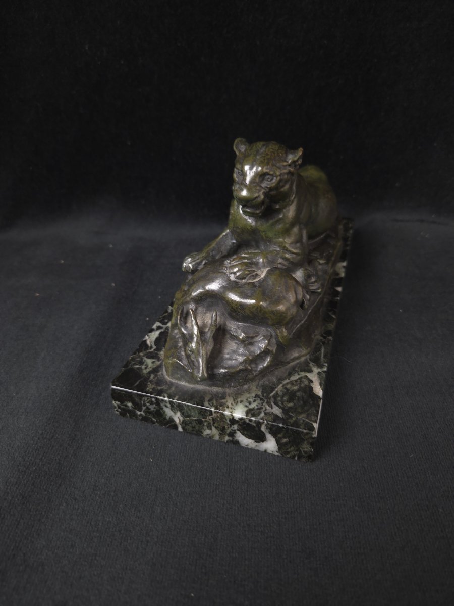 Antoine-Louis BARYE (1795-1875) - bronze - Panthère couchée tenant un cerf muntjac -photo-3