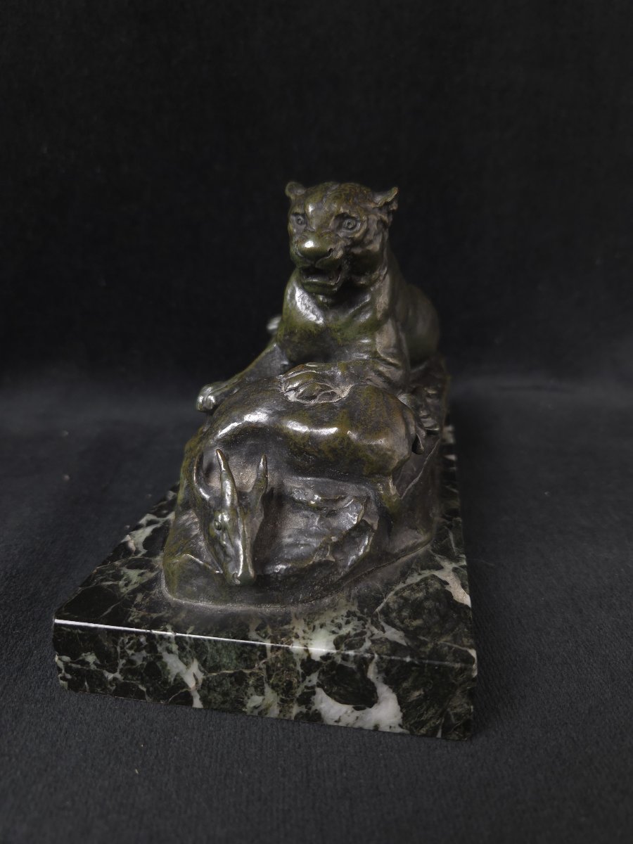 Antoine-Louis BARYE (1795-1875) - bronze - Panthère couchée tenant un cerf muntjac -photo-4