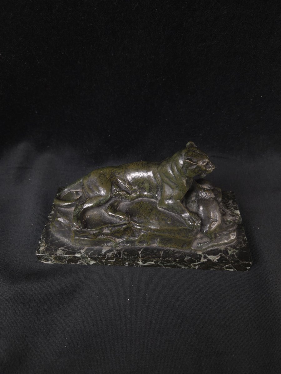 Antoine-Louis BARYE (1795-1875) - bronze - Panthère couchée tenant un cerf muntjac -photo-1