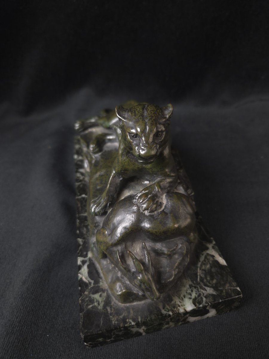 Antoine-Louis BARYE (1795-1875) - bronze - Panthère couchée tenant un cerf muntjac -photo-3