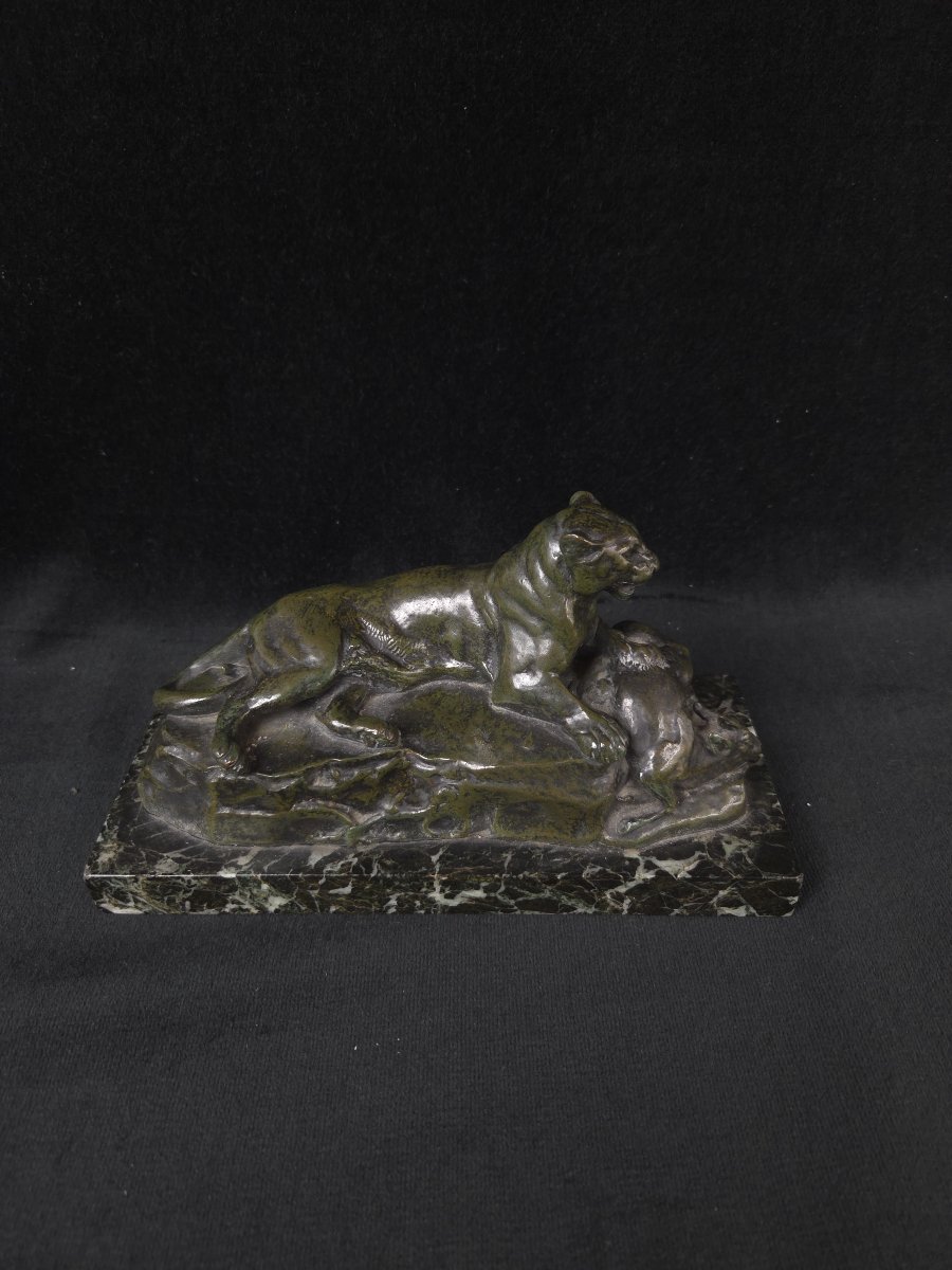 Antoine-Louis BARYE (1795-1875) - bronze - Panthère couchée tenant un cerf muntjac 