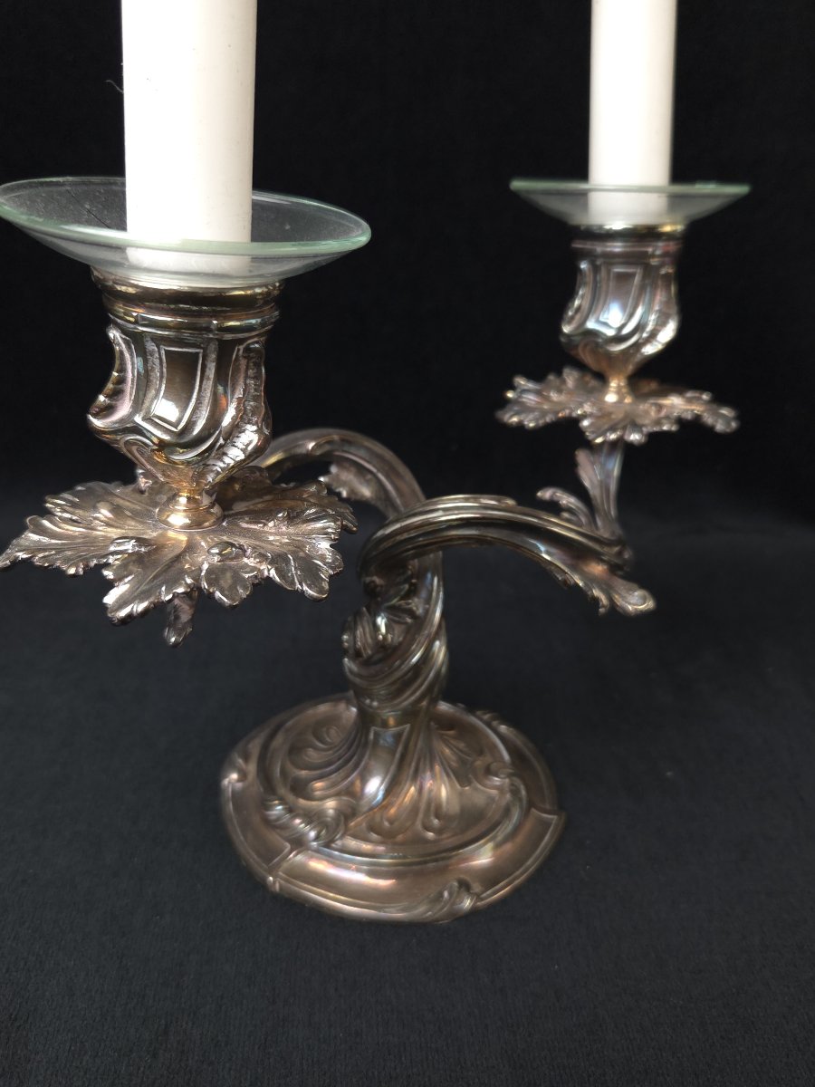 CHRISTOFLE - Paire de flambeaux à deux branches de style Rocaille en métal argenté (XXe siècle)-photo-4