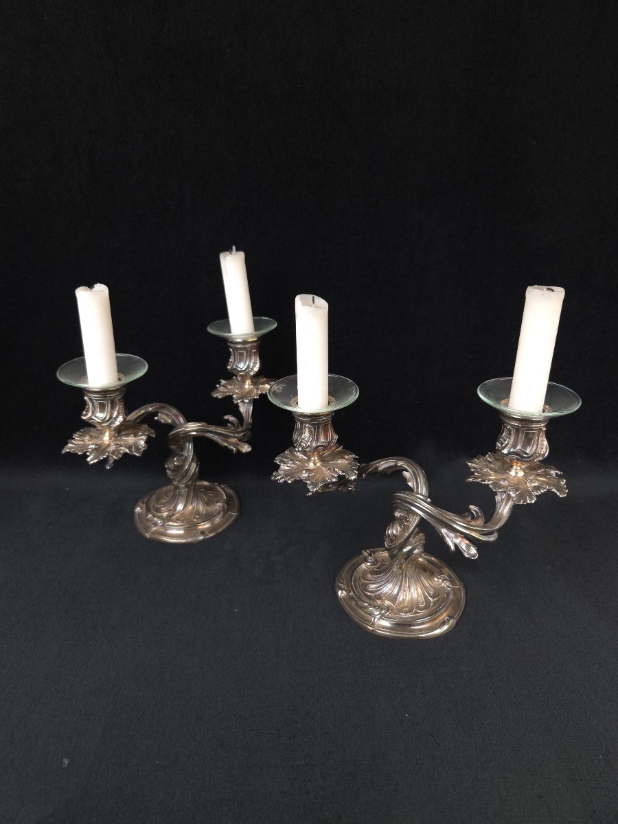 CHRISTOFLE - Paire de flambeaux à deux branches de style Rocaille en métal argenté (XXe siècle)