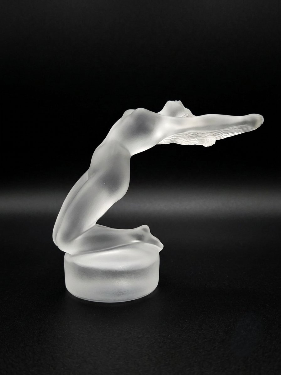 Lalique France - Sculpture Chrysis en cristal satiné (XXe siècle)