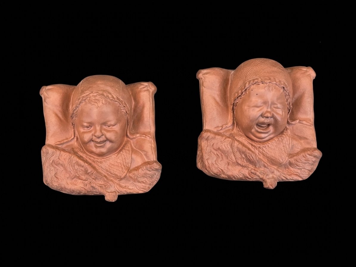 Paire de bas-relief en terre cuite - Bébés au béguin (le rire et les larmes) -photo-2
