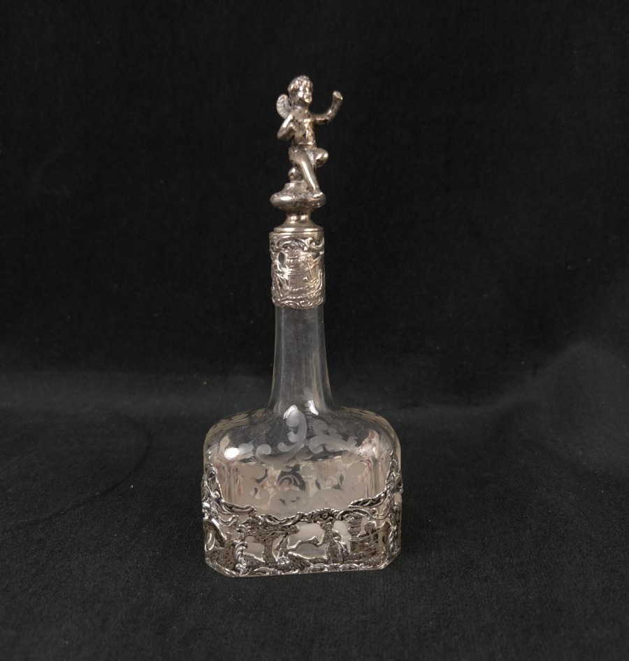 Flacon à parfum en cristal gravé et monture ajourée en argent 800 (XXe siècle)