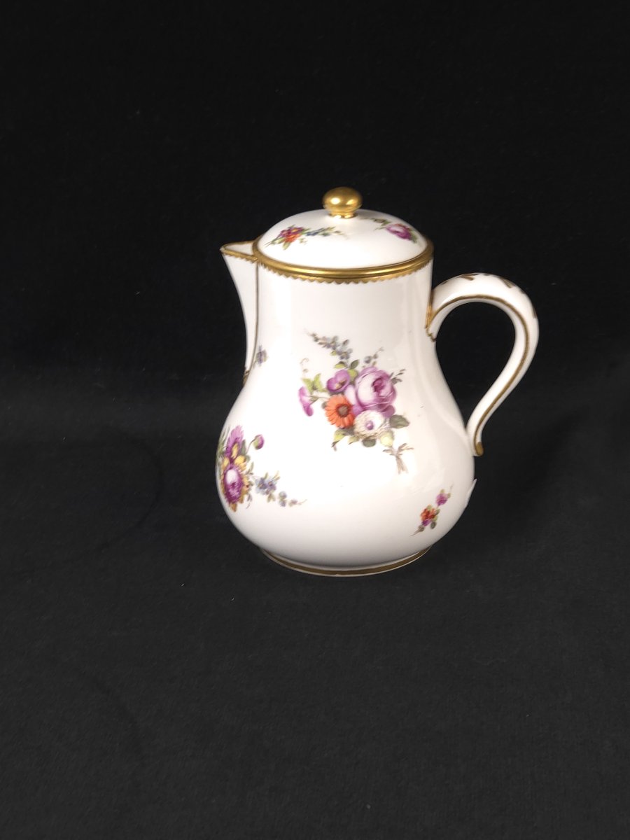 Pot à lait couvert en porcelaine dans le goût de Sèvres / XIXe siècle