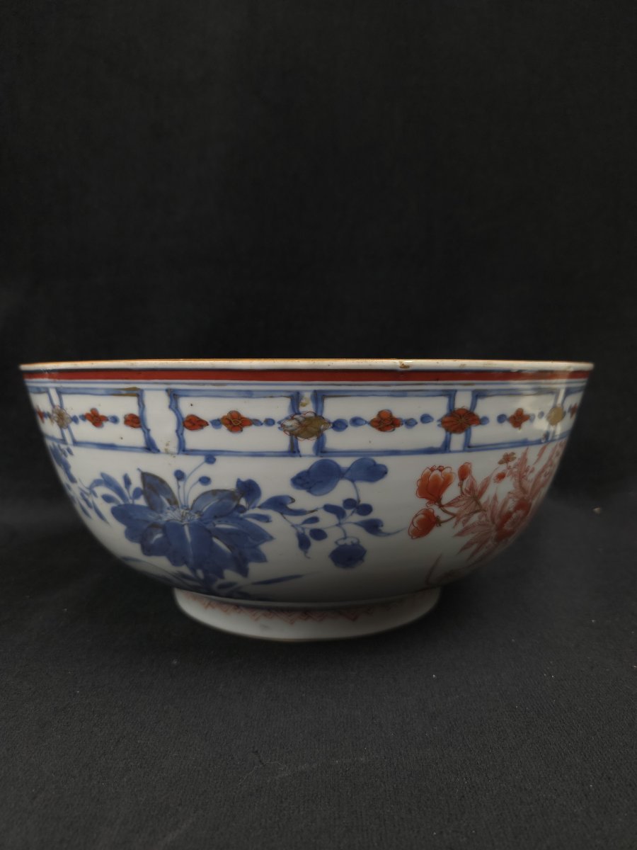 Grande coupe en porcelaine Imari à décor de fleurs - Japon (XIXe siècle)