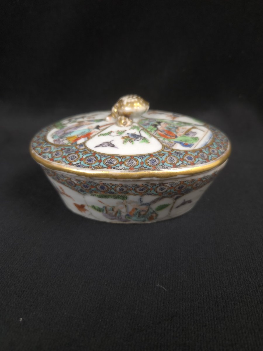 Lidded Canton Porcelain Box - China (19th Century)