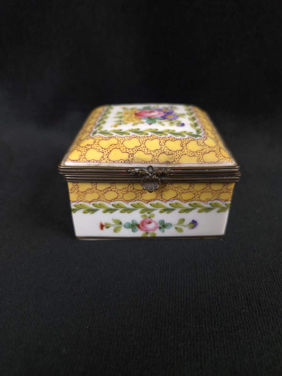 Boîte en porcelaine à monture en bronze (XIXe siècle)-photo-2