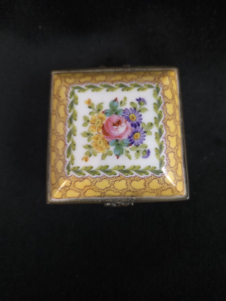 Boîte en porcelaine à monture en bronze (XIXe siècle)-photo-3