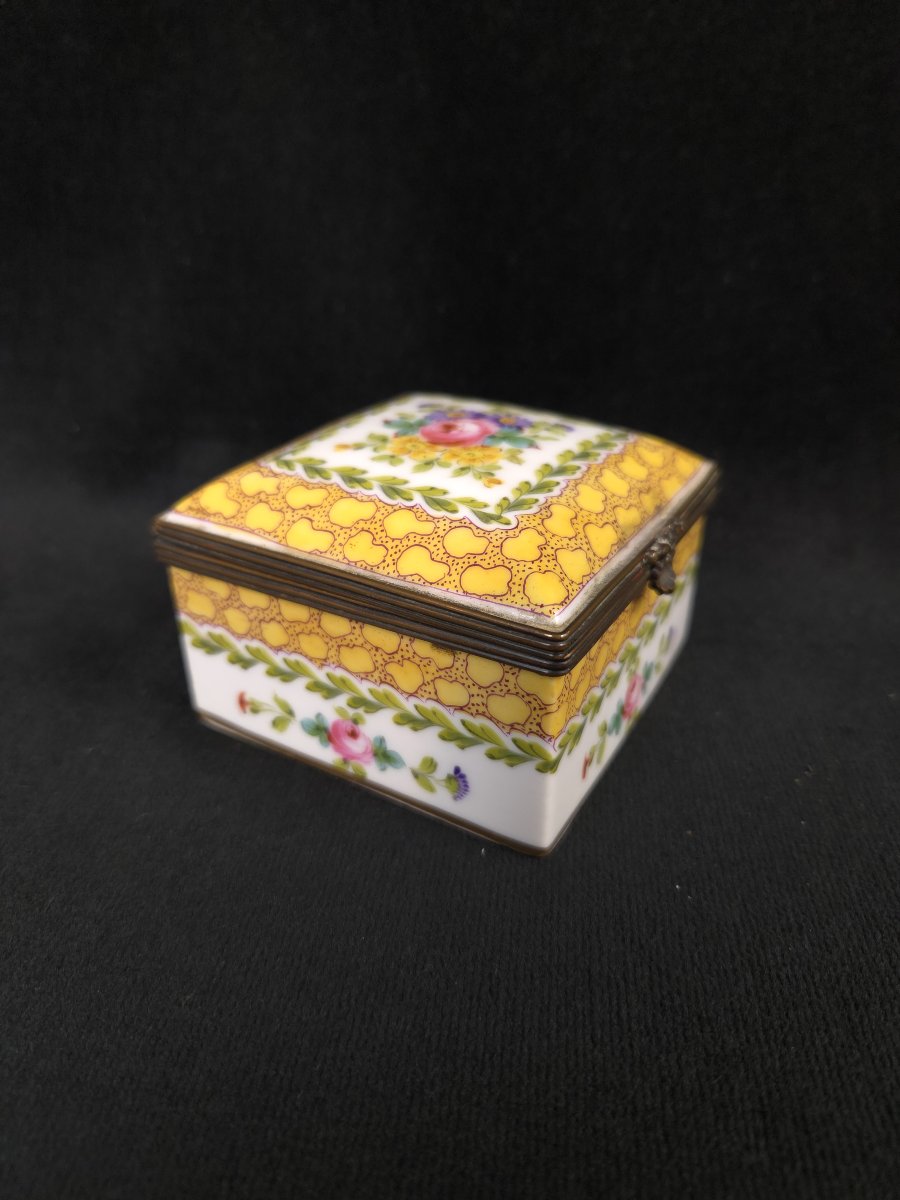 Boîte en porcelaine à monture en bronze (XIXe siècle)-photo-4