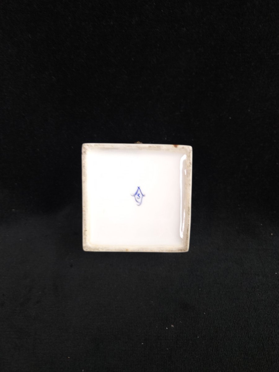 Boîte en porcelaine à monture en bronze (XIXe siècle)-photo-4