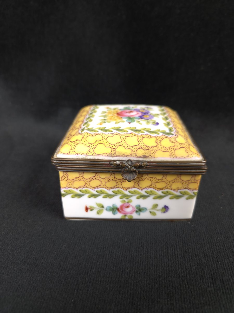 Boîte en porcelaine à monture en bronze (XIXe siècle)