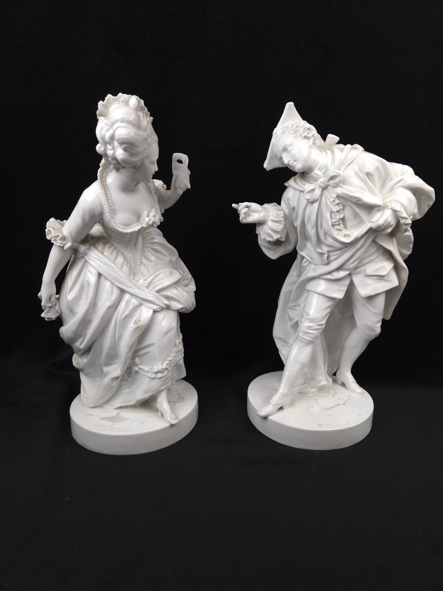 Vion & Baury - Grande paire de figurines en porcelaine blanche - Le Bal masqué - XIXe siècle
