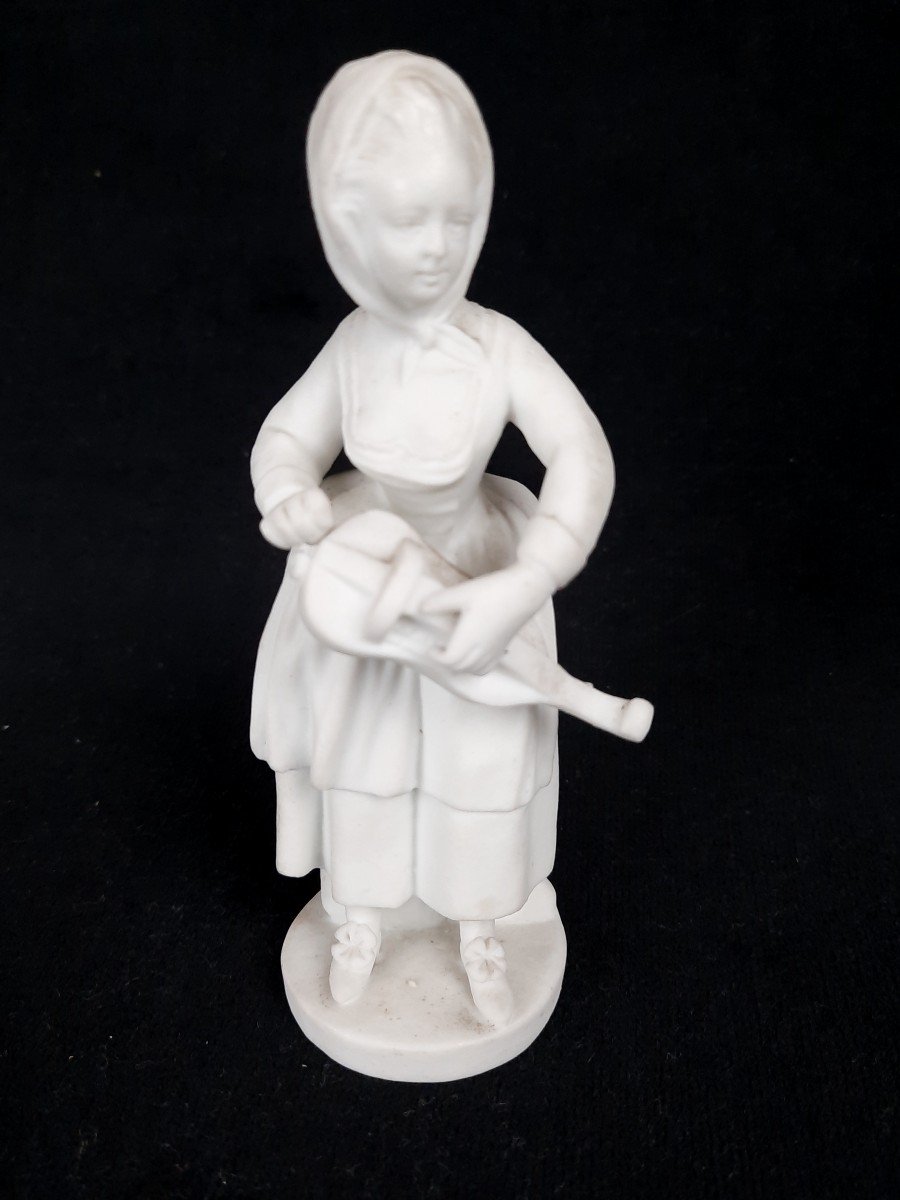 Figurine en biscuit porcelaine "La Joueuse de Vièle"