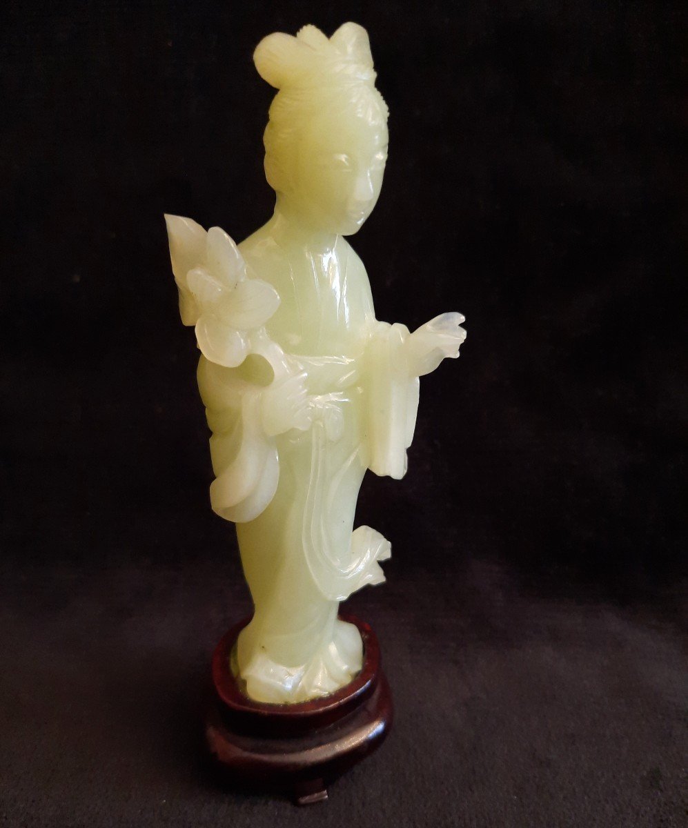 Sculpture / Figurine / Statuette En Pierre Dure - Femme Au Bouquet - Japon (xxe Siècle)