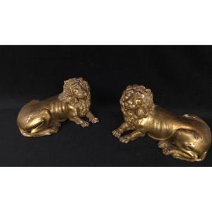 Paire de lions en bois sculpté et doré (XIXe siècle)